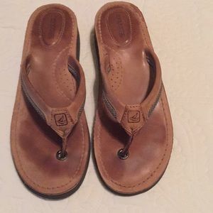 Tan Sperry thong  sandals